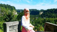 Langit biru, tebing tinggi dan rimbunnya hutan, cocok banget jadi background berfoto