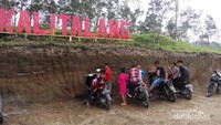 Suasana di pintu masuk yang sering didatangi anak-anak sekitar.