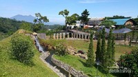 Indahnya gunung dilihat dari The Ranch, Cipayung, Bogor
