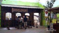 di sini tempat penukaran tiket masuk dengan segelas susu murni....