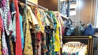 Aneka pakaian batik yang dijual di lantai 1