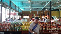 Seorang pengungjung sedang berbelanja oleh-oleh di Bowtip