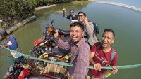 menyebrang muara cimandala