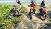 3 pelancong menyusuri surga petualangan di Pantai Cicaladi, Sukabumi
