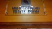 Papan nama multi-religion prayer room di Bandara Changi, Singapura