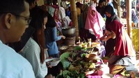 Foto: Antri membeli jajanan di Pasar Doplang