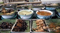 Aneka makanan di warung misbar disajikan secara prasmanan sehingga pengunjung bisa memilih sendiri menu yang akan disantap.