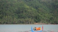 Berburu lumba-lumba menaiki jukung di Teluk Kiluan.
