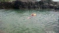 Berenang di kolam alami Laguna Gayau, Teluk Kiluan.