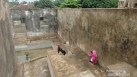 Pengunjung tetap melakukan sesi foto walupun gerimis rintik-rintik