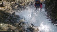 Mencoba uji adrenalin dengan menuruni air terjun menggunakan seutas tali