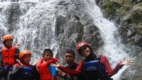 Sambil main air, jangan lupa narsis mengabadikan momen