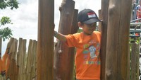 Area outdoor cukup menangtang bagi anak-anak usia TK