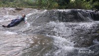 Di atas Curug Sedong terdapat curug mini dengan kolam alaminya dengan kedalaman kurang lebih 2 meter.