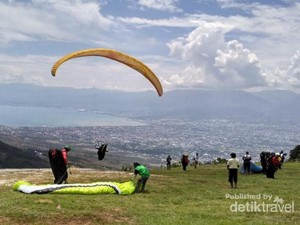 Tempat Main Paralayang Terbaik Sedunia Ada di Indonesia