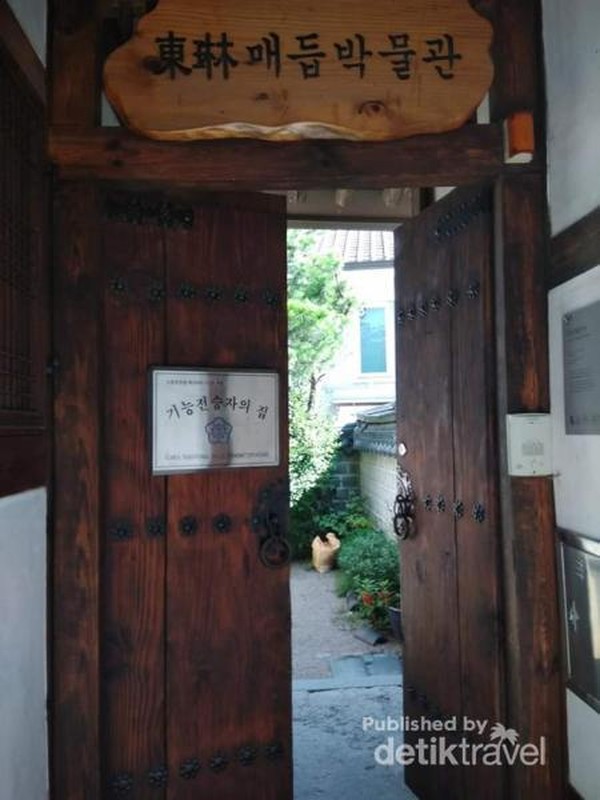 Sebuah pintu rumah tradisional Hanok.
