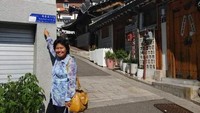 Berfoto sebagai kenangan di Bukchon Hanok Village.