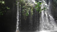 Limpahan air di sekeliling tebing Curug Sibedil