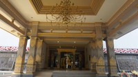 Museum yang terbilang baru ini terlihat megah namun juga artistik