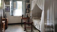 KAMAR ORANG TUA BUNG KARNO YANG AKHIRNYA DIGUNAKAN OLEH BUNG KARNO SENDIRI SETELAH MENJADI PRESIDEN DAN SETELAH IBUNYA WAFAT