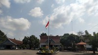 SELAMAT DATANG DI ISTANA GEBANG ! PATUNG BUNG KARNO AKAN LANGSUNG MENYAMBUT KAMU DI HALAMAN RUMAH