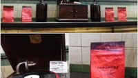 Interior klasik dan kolonial menjadi hiasan dalam cafe
