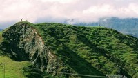 Bukit Bikium bisa menjadi tempat bagi kalian yang menyukai perbukitan-perbukitan hijau dengan pemandangan alam yang sangat memanjakan mata.
