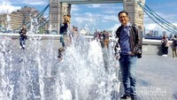 Penulis, di Tower Bridge London