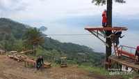 Beberapa wisatawan di lokasi wisata