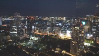 Gemerlap kota Tokyo dilihat dari dek utama setinggi 150 meter
