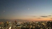 Mengunjungi Tokyo Tower di malam hari lebih seru dengan lampu-lampu yang menghiasi kota