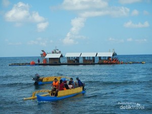 Tempat Wisata Baru di Banyuwangi, Rumah di Tengah Laut!