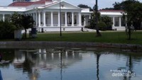 Tampak belakang Halaman Istana Negara ada danau teratai air