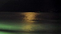 Pantulan cahaya bulan yang terpantul oleh air laut