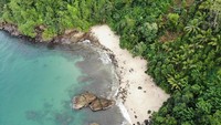 Biru laut dan pasir putihnya begitu menggoda