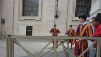 Swiss guard dengan seragam khasnya, tetap keren