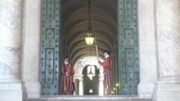 Dua orang Swiss Guard yang berjaga di satu pintu basilica