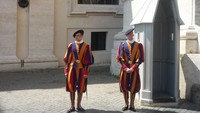 Swiss guard sedang berjada di pintu keluar basilica