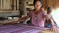 Kegiatan menenun menjadi aktifitas ibu-ibu di kampung ini, kalian juga bisa membelinya langsung lho.