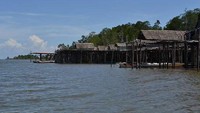 Suasana Kampung Nelayan Lanowulu bila dilihat dari perahu (Kak Nunuk/ACI)