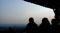 Menunggu senja di tepian Bandung