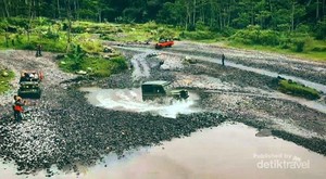 Terabas Trek Offroad Gunung Merapi Pakai Mobil Lawas
