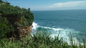 Teras Kaca: Memacu Adrenalin di Pantai Nguluran