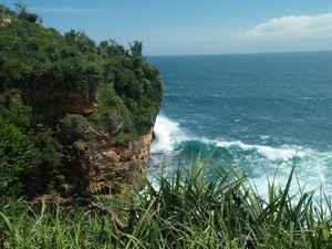 Teras Kaca: Memacu Adrenalin di Pantai Nguluran