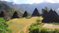 Panorama Desa Wae Rebo yang seakan berbaur dengan background Pegunungan Manggarai