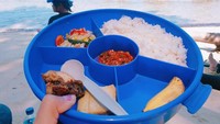 Makan siang santai di Pantai Pulau Semak Daun.