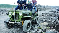 Bergaya di atas jeep terbuka