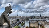 Pemandangan dari atas menara Notre Dame dgn patung Gargoyles