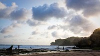 Menyusuri pantai saat air laut surut