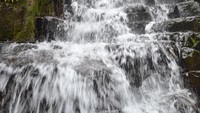 Meski tergolong pendek, air terjun ini memiliki gemuruh yang lumayan besar